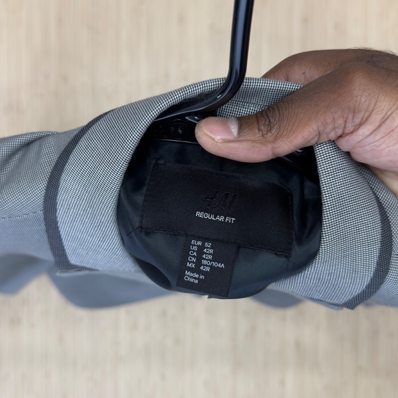 H&M - 2 piece Suit - size 42R - pants size 34R - Picture 5 of 11